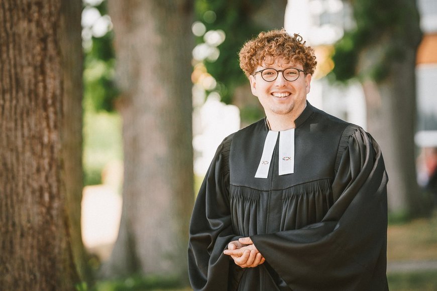 Ein junger Pastor lächelt in die Kamera - Copyright: Guido Kollmeier